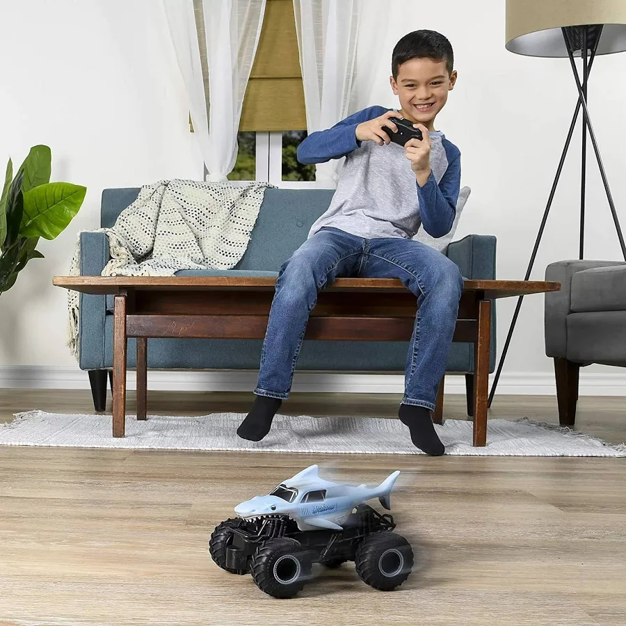 Monster Jam Official Megalodon Remote Control Monster Truck, 1:24 Scale, 2.4 GHz, photo 4 of 6